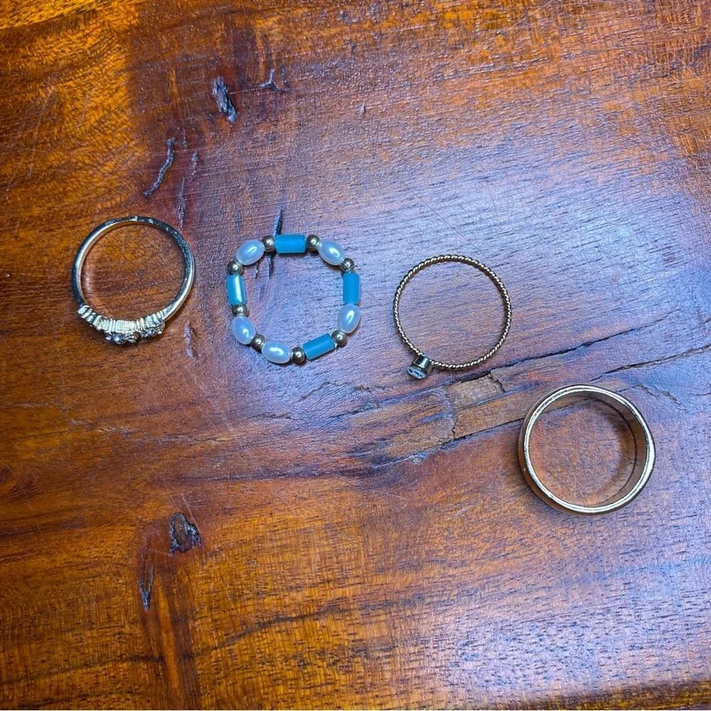 NWOT Dainty Gold Tone Ring Set - Picture 6 of 13